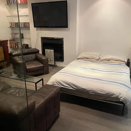 Large Studio Flat In Kensington